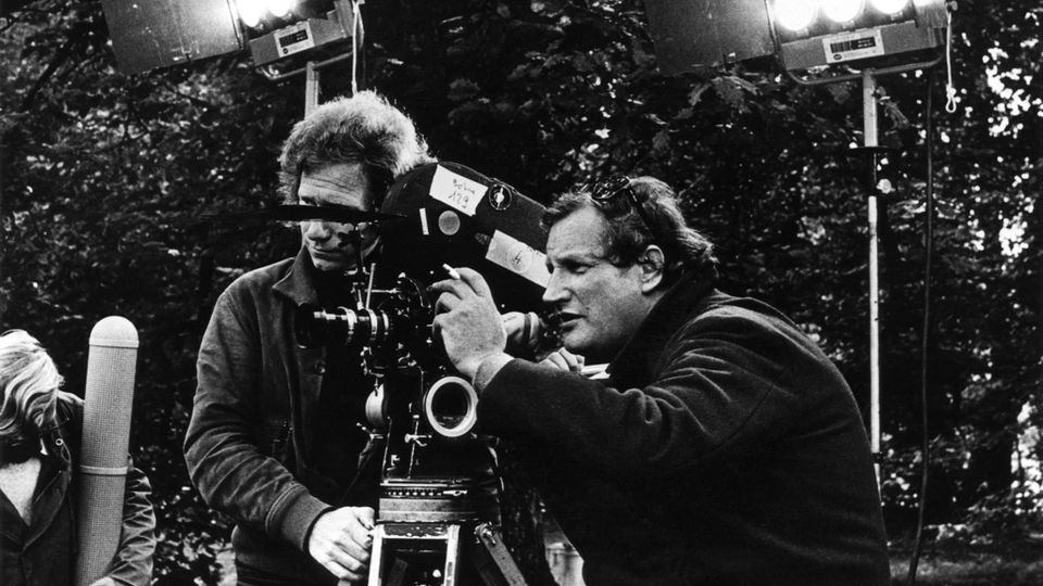 Ici en 1973 sur le tournage de "L’Invitation". Le cinéaste Claude Goretta: "dans ses films comme dans ses téléfilms, il conjugue portraits intimistes et fresques sociales", écrit le dictionnaire (entrée: 2009). [Keystone]