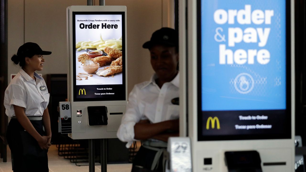 Le système de commande de McDonald's été numérisé et offre un service à table à ses clients. [NAM Y. HUH - Keystone]