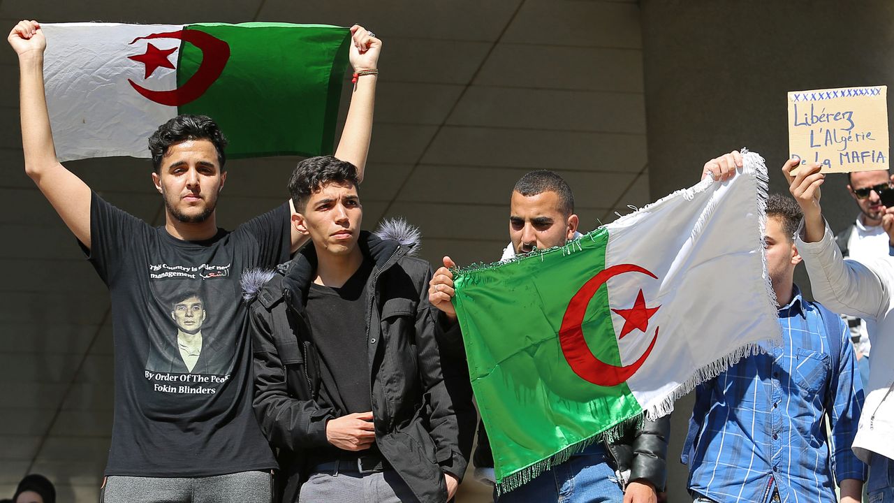 Etudiants protestataires sur un campus d'Alger, dimanche 03.03.2019. [Ramzi Boudina - Reuters]