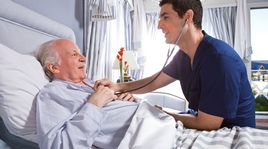 Certains hôpitaux offrent une prise en charge spécifique pour les seniors. [Iceteastock - Fotolia]
