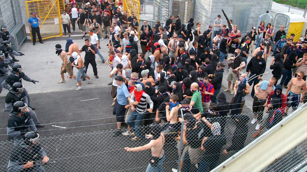 Des fans ultras face à la police lors d'un match entre Sion et Bâle.  [Kantonspolizei Wallis - Keystone]