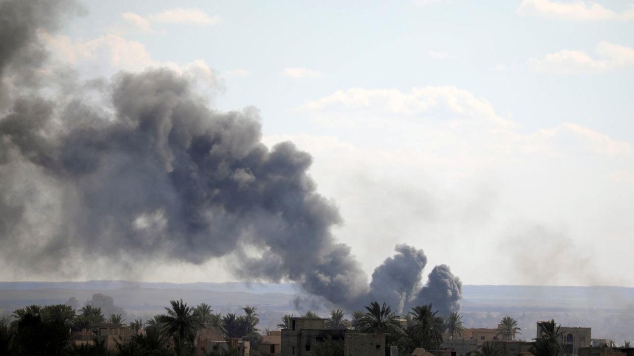 Ici, des nuages de fumée près de Baghouz, ultime poche de résistance du groupe Etat islamique en Syrie. [Rodi Said - Reuters]