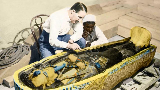 English archaeologist HOWARD CARTER (1873-1939) and an Egyptian assistant examining the sarcophagus of King Tutankhamen (Toutankhamon)
©Leemage [Leemage]