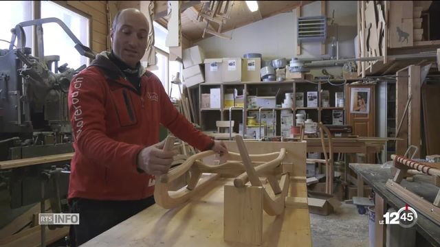 Aux Diablerets (VD), des charpentiers fabriquent des luges artisanales [RTS]