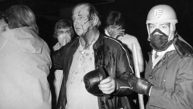 Dans la nuit du 7 au 8 septembre 1975, des émeutes éclatent entre autonomistes et grenadiers bernois. [Keystone]