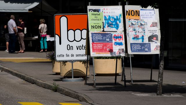 Des panneaux avec des affiches électorales un jour avant le scrutin historique censé régler l'appartenance cantonale de la ville le 18 juin 2017. [Jean-Christophe Bott - Keystone]