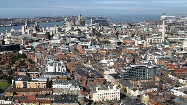 Liverpool vue depuis la cathédrale anglicane. Après des décennies de déclin, l'économie sinistrée de cette grande ville du nord-ouest de l'Angleterre à commencer à se reprendre depuis les années 1990. [LivingOS - Wikimedia]
