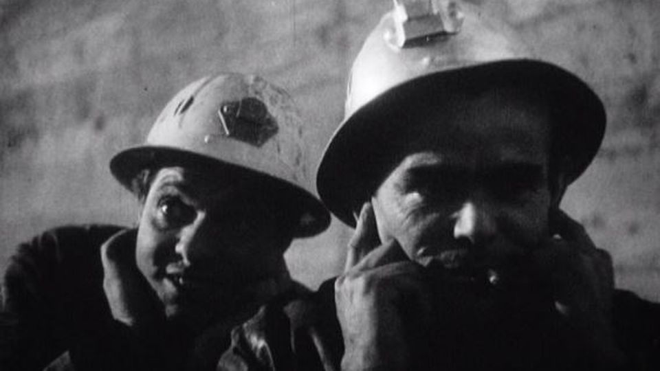 Ouvriers lors du percement du tunnel du Grand-Saint-Bernard en 1962. [RTS]