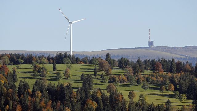 La commune du Peuchapatte compte trois éoliennes. [Peter Klaunzer - Keystone]