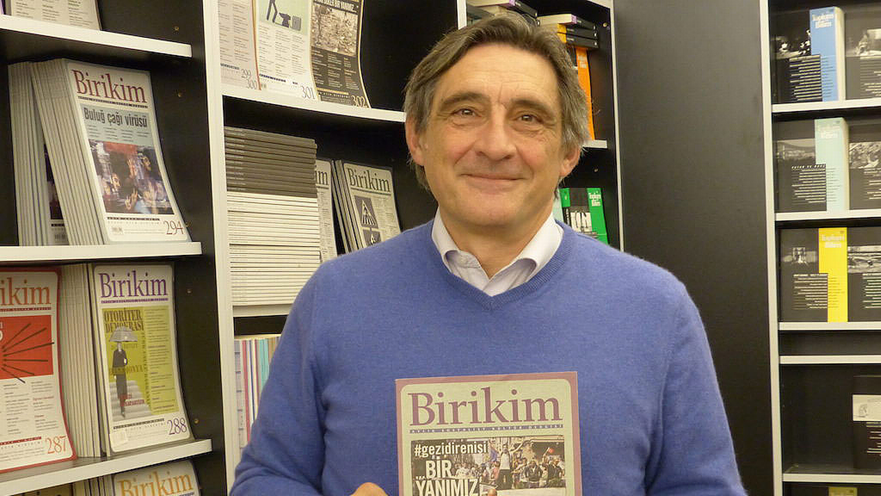 Ahmet Insel a sa propre maison d’édition et un magazine d’analyse politique. [Aline Jaccottet - RTS]