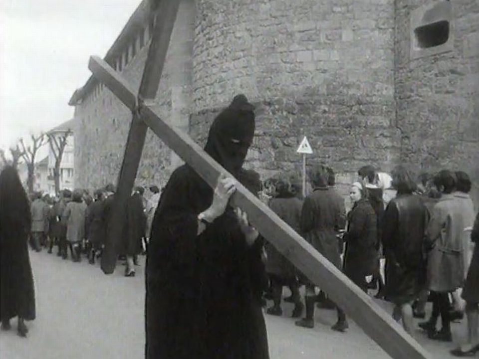 La traditionnelle procession des pleureuses de Romont, le Vendredi Saint en 1966. [RTS]