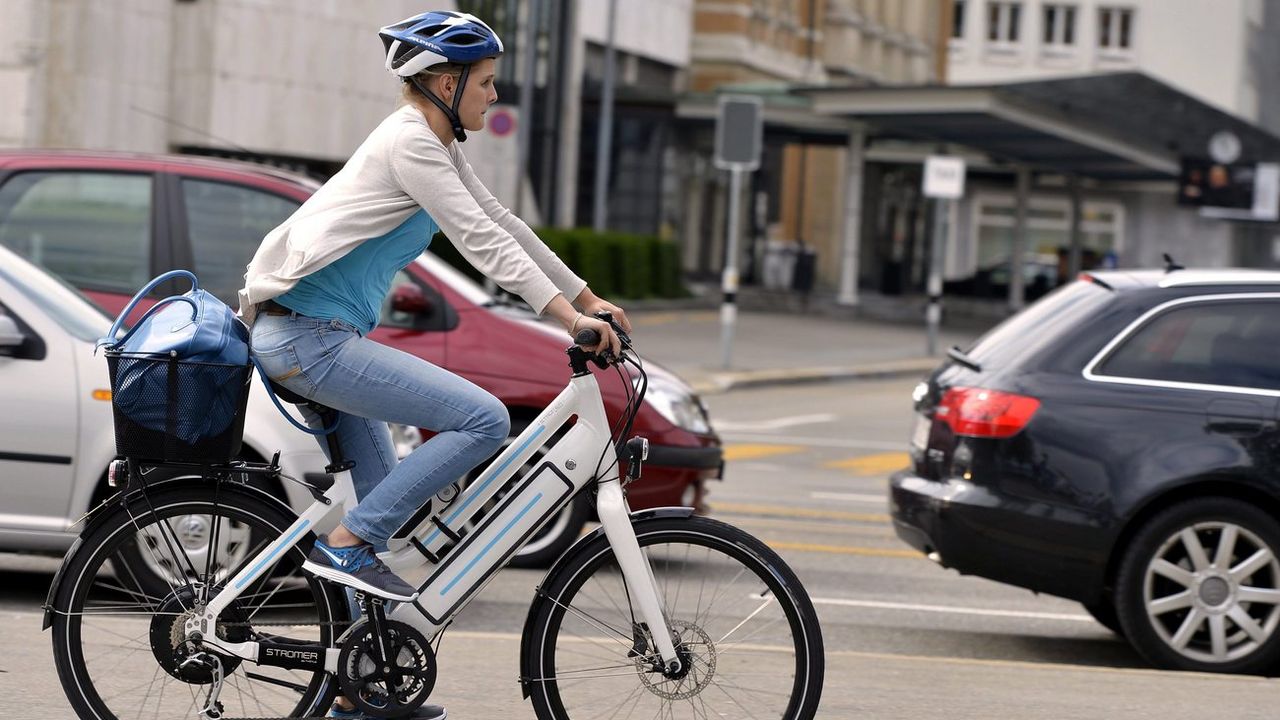 transportar reunirse Oportuno Casque et feux bientôt obligatoires pour tous les vélos électriques -  rts.ch - Suisse
