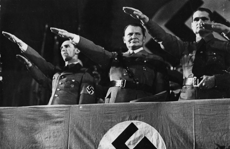 Joseph Goebbels, Hermann Goering et Rudolf Hess, debout, lors d'un discours d'Adolf Hitler en 1936 à Berlin.
