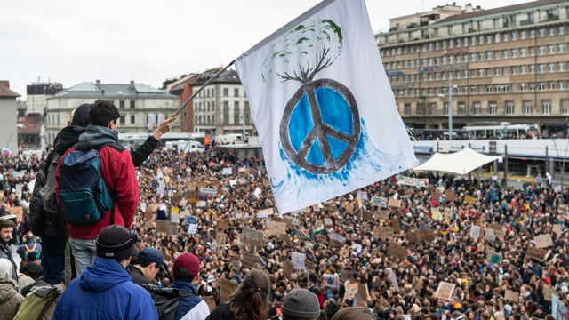 Des milliers de manifestants réunis en fin de matinée sur la place de la Riponne à Lausanne, afin de demander des mesures concrètes en faveur du climat. [Jean-Christophe Bott - Keystone]