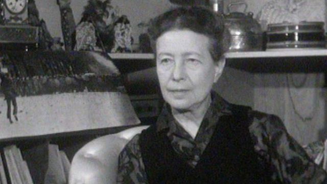 Simone de Beauvoir chez elle en 1970. [Vie Littéraire/RTS]