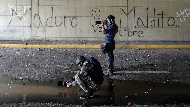 Des photographes-journalistes prenant des photos lors des manifestations au Venezuela. [Juan Barreto - AFP]
