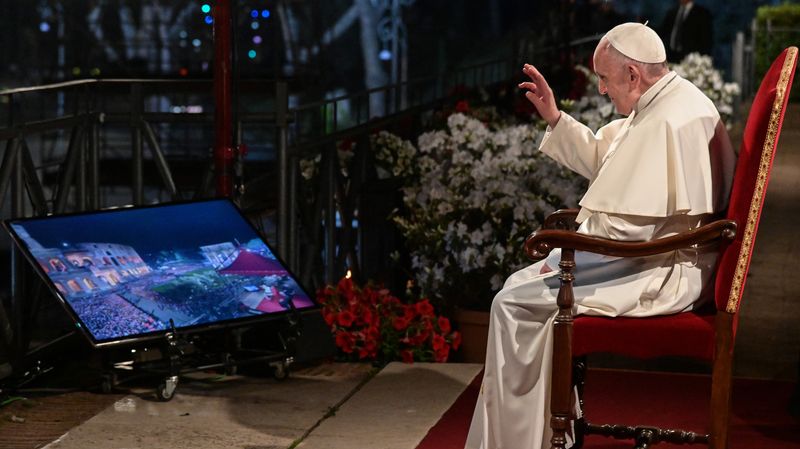 A Rome Le Pape Assiste à Un Chemin De Croix Dédié Aux - 