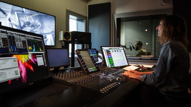 Fanny Lelong et Alain Freudiger en studio de mixage, RTS. [Laurent Bleuze - RTS]