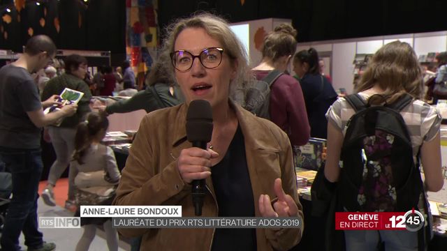Salon du livre de Genève: Anne-Laure Bondoux est récompensée pour son roman "L'Aube sera grandiose". Un prix décerné par les jeunes lecteurs. [RTS]
