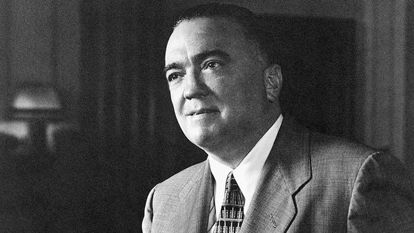 John Edgar Hoover, nascido em 1 de janeiro de 1895 e morreu em 2 de maio de 1972 em Washington DC, foi o primeiro diretor do Escritório Federal de Investigação (FBI) de maio 10, 1924 Por sua morte, por quarenta e oito anos.