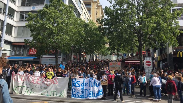 Plus de 4500 jeunes ont à nouveau défilé pour le climat à Lausanne ce vendredi 24 mai. [Sarah Clément - RTS]