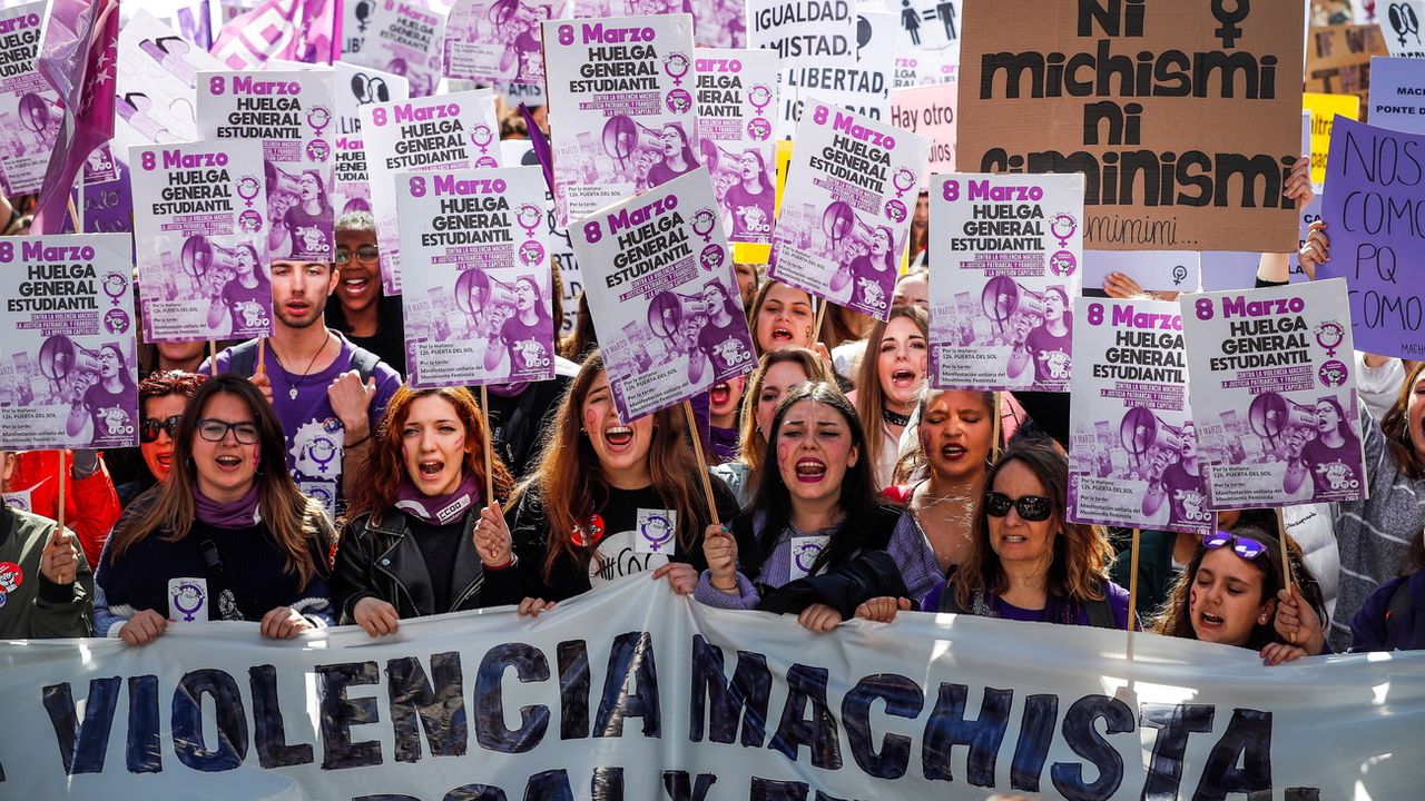 Les Espagnoles sont descendues en masse dans la rue le 8 mars 2019 pour la Journée internationale des femmes. [EPA/Emilio Naranjo - Keystone]