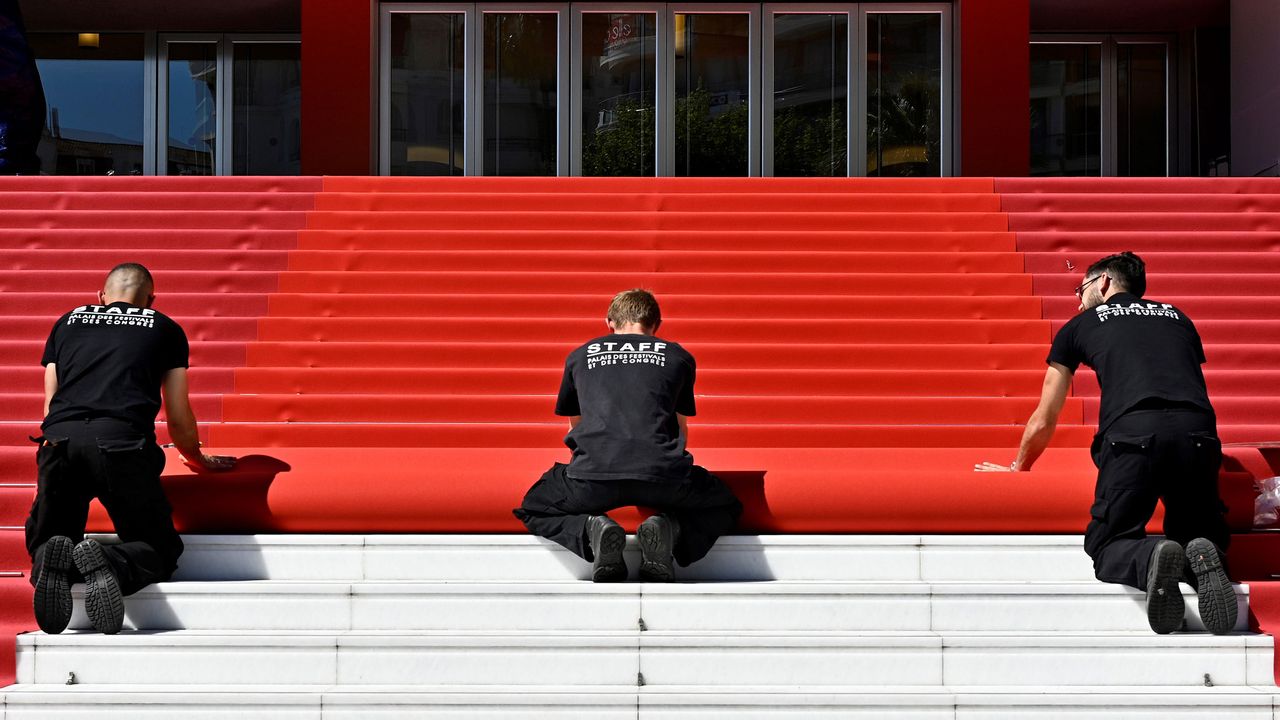 Le staff du Palais des Festivals et Congrès de Cannes installe le tapis rouge. [Mustafa Yalcin/anadolu Agency - AFP]