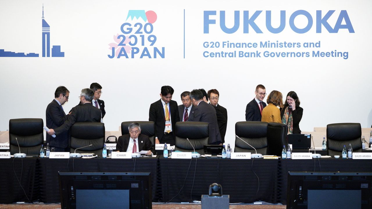 Des participants du sommet des ministres des Finances et des Gouverneurs des banques centrales du G20 à Fukuoka au Japon. [Eugene Hoshiko - Keystone/EPA/Pool]