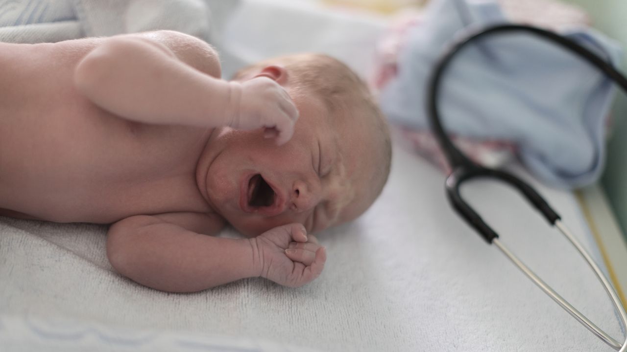 Un bébé né à la maternité de l'Hôpital Triemli à Zurich. [Gaetan Bally - Keystone]