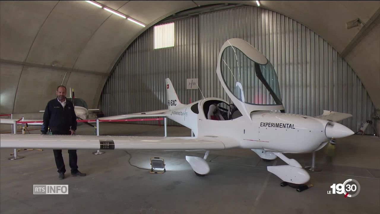 André Borschberg présente à Sion un avion biplace solaire qui a une autonomie d'une heure et demie. [RTS]