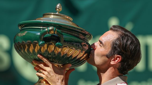 Federer embrasse le magnifique trophée du tournoi de Halle. [Friso Gentsch - Keystone]