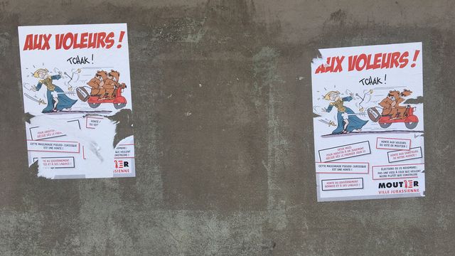 Une affiche dénonçant l'annulation du vote de Moutier sur son transfert dans le canton du Jura. [Isabelle Fiaux - RTS]