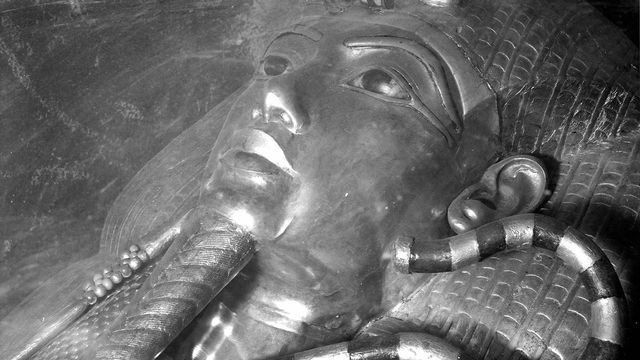 Dernier masque d'or recouvrant la momie de Toutankhamon photographié sur place, au fond de son tombeau, dans la vallée des Rois. Egypte, janvier 1955. [Roger-Viollet - AFP]