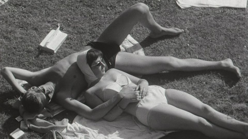 Baigneurs à la piscine de Bellerive en 1959. [RTS]