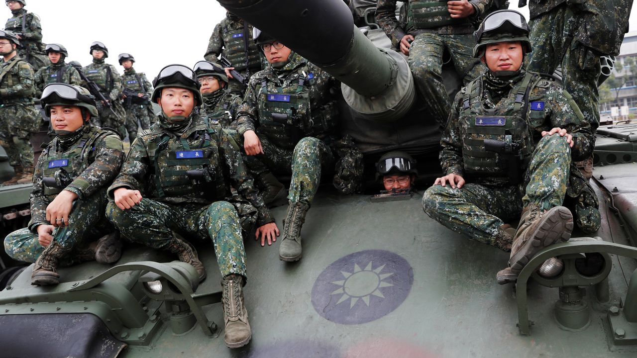 Des soldats posent sur un tank M60A3 lors d'un exercice simulant une invasion. Taichung (Taïwan), le 17 janvier 2019. [Tyrone Siu - Reuters]