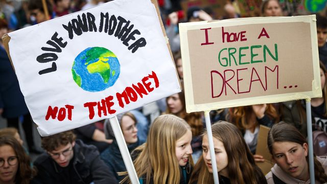 Des manifestants et manifestantes lors de la marche pour le climat du 6 avril 2019 à Lausanne. [Valentin Flauraud - Keystone]