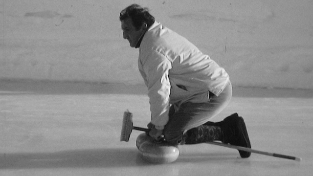 Lino Ventura jouant au curling à Crans-Montana en 1968. [RTS]