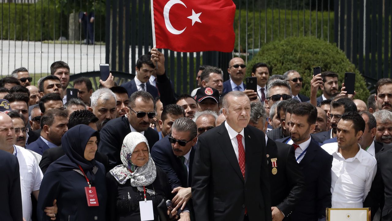 Recep Tayyip Erdogan aux côtés de familles des victimes du coup d'Etat manqué de 2016 en Turquie. [AP Photo/Burhan Ozbilici - Keystone]
