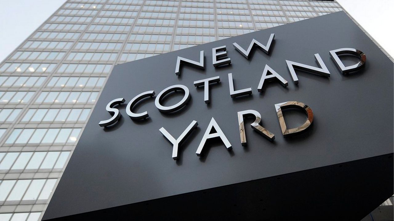 Plusieurs enquêtes en lien avec ce scandale de pédophilie ont été ouvertes par Scotland Yard, mais aussi dans les régions de Londres, Manchester, Cambridge, Birmingham, Liverpool, Norwich, Newcastle, en Ecosse et dans les Galles du Nord. [Andy Rain - Keystone]