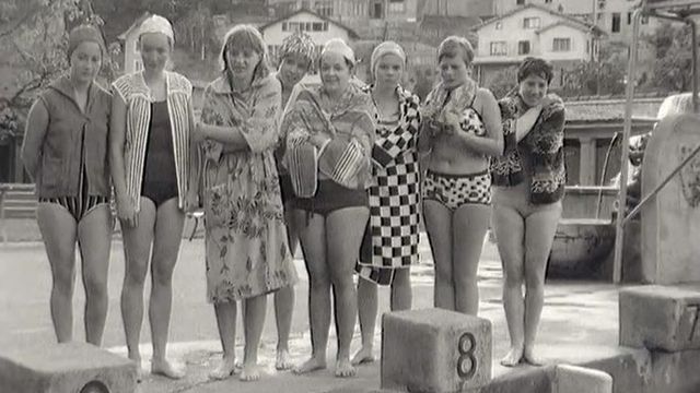 Jeunes baigneuses à la piscine de la Mottaz, à Fribourg, en 1968. [RTS]