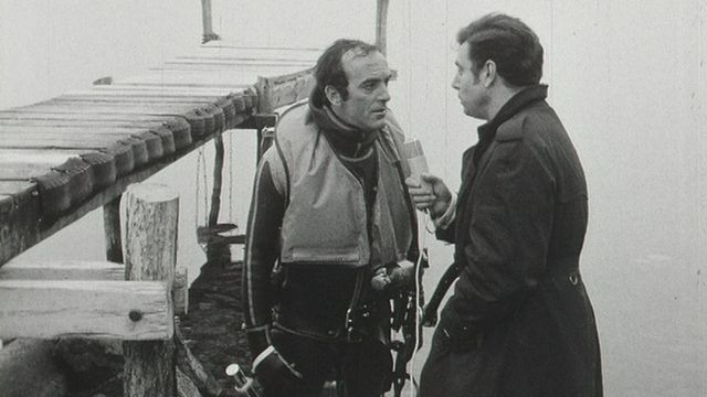 Le journaliste Gilbert Schnyder et le spécialiste de la plongée subaquatique François Claire, 1968. [RTS]