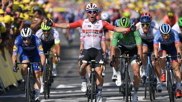 Caleb Ewan lève les bras au ciel après le sprint final de la 16e étape du Tour de France. [Marco Bertorello - AFP]