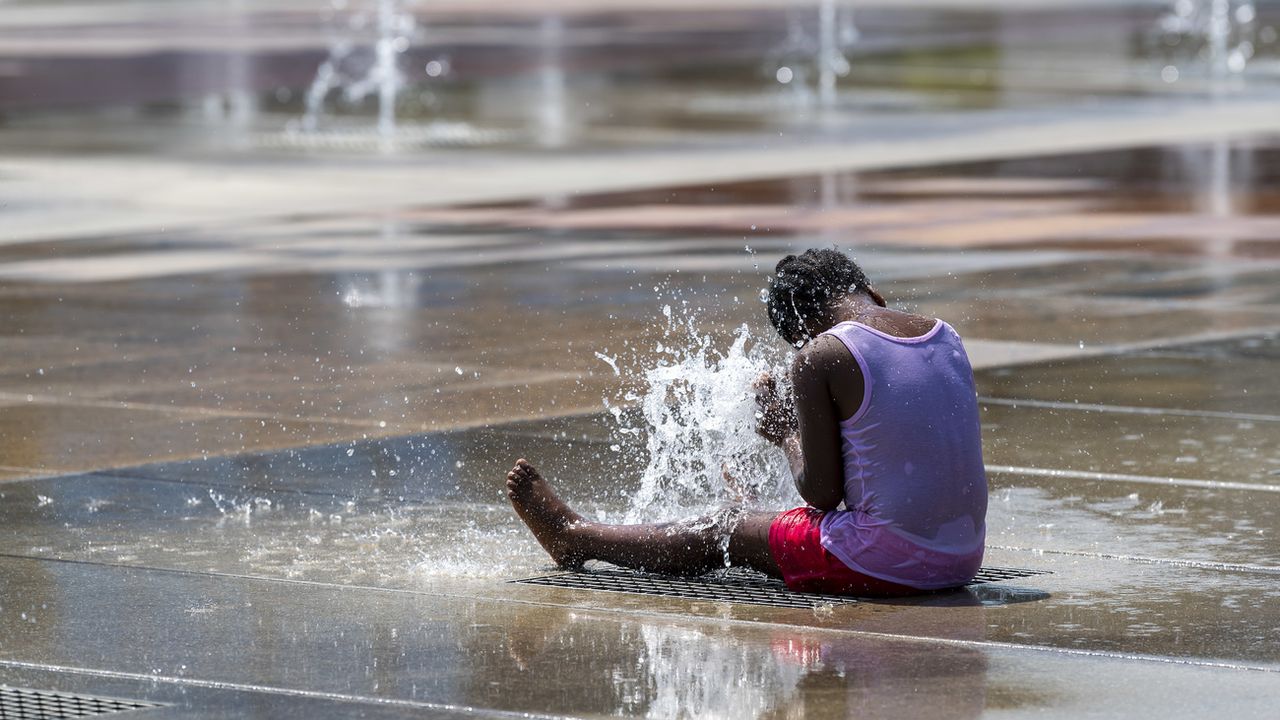 Les fontaines ont soulagé les citadins victimes des vagues de chaleur (ici à la Place des Nations à Genève) [Martial Trezzini - KEYSTONE]