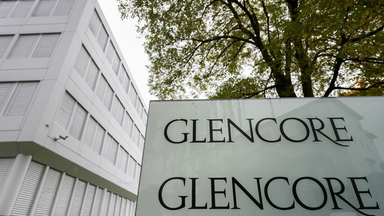 Le logo de Glencore, à son siège de Baar (ZG). [Fabrice Coffrini - AFP]