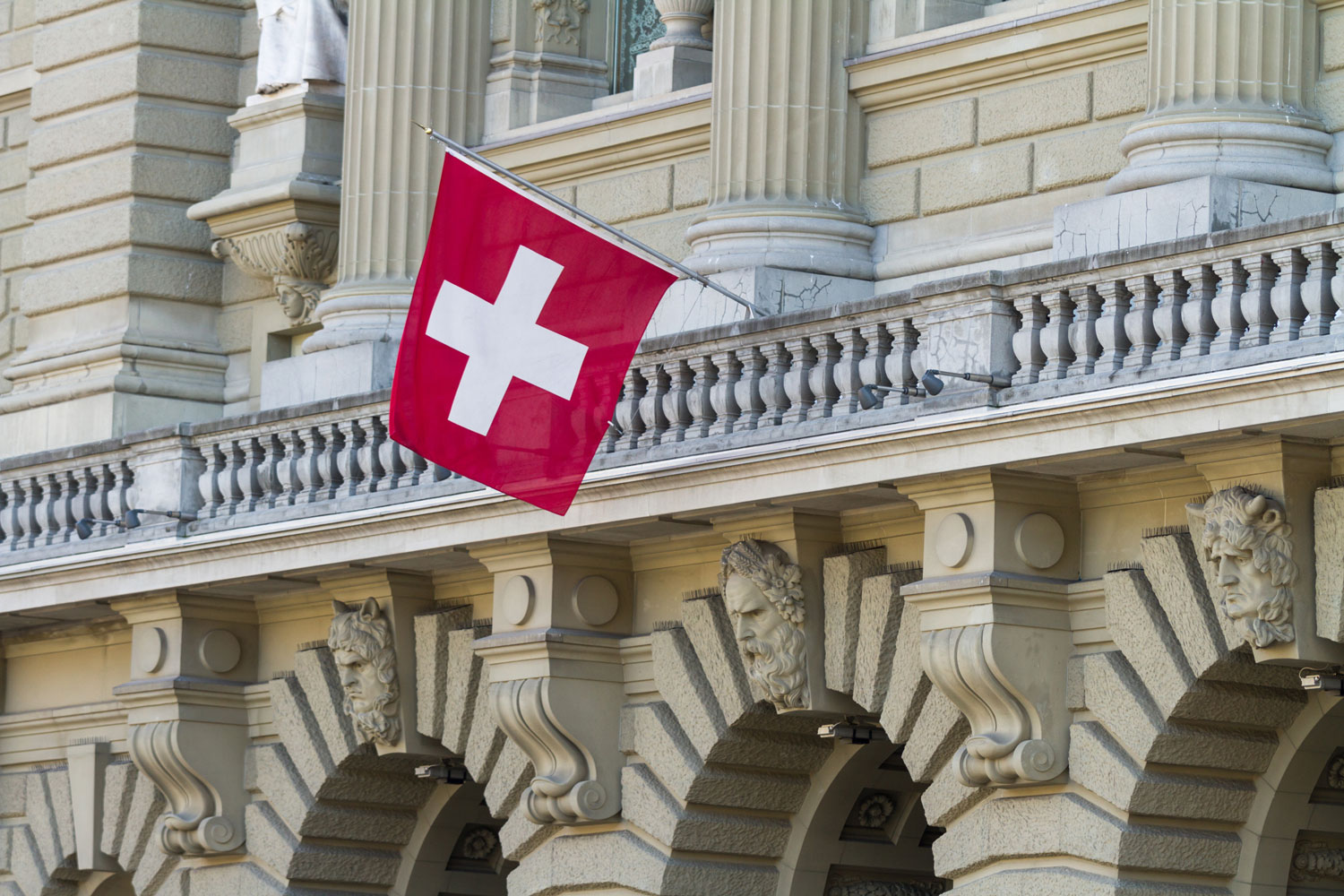 Bundeshaus façade avec drapeau suisse à Berne, Suisse.