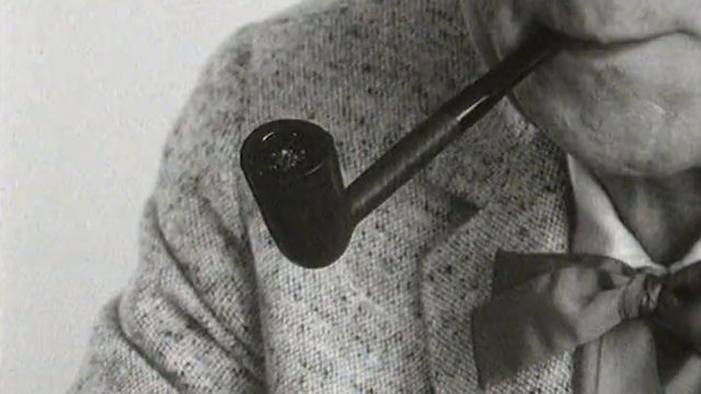 Georges Simenon fumant la pipe en 1966. [RTS]