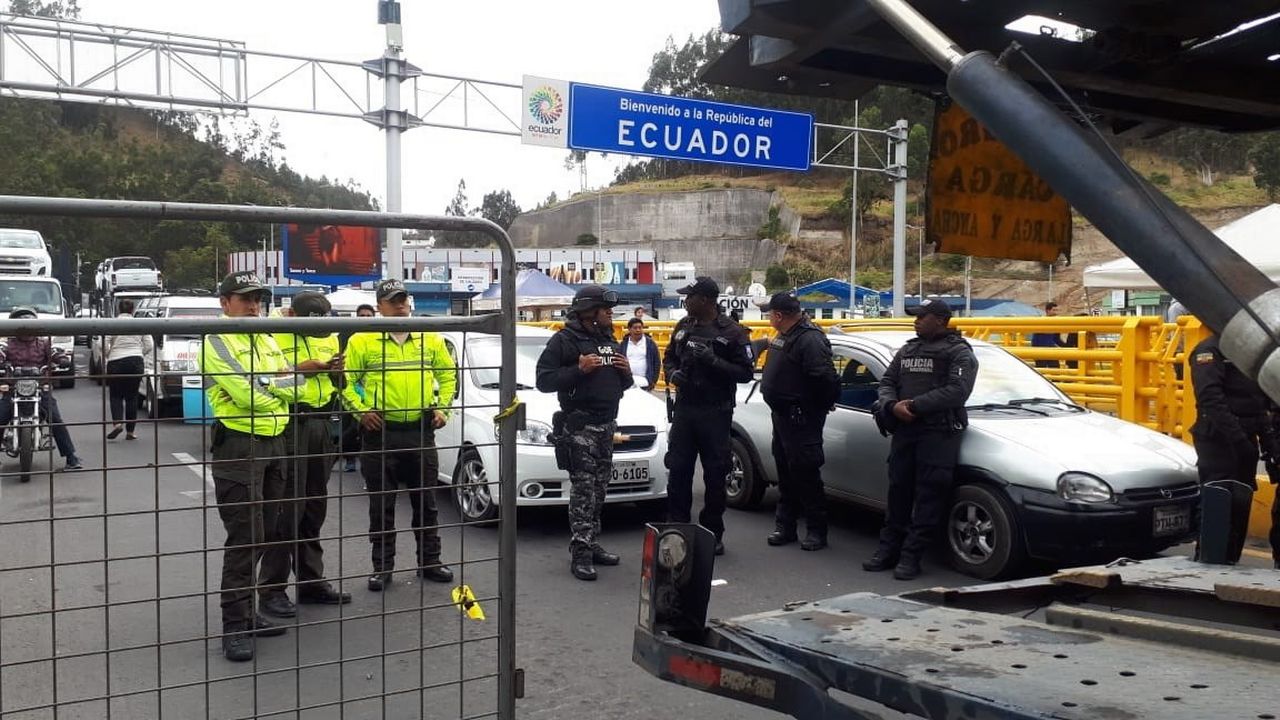 La garde à la frontière entre l'Equateur et la Colombie, alors que des migrants vénézuéliens protestent contre l'introduction du visa obligatoire. [Elias Levy Benarroch - EPA]