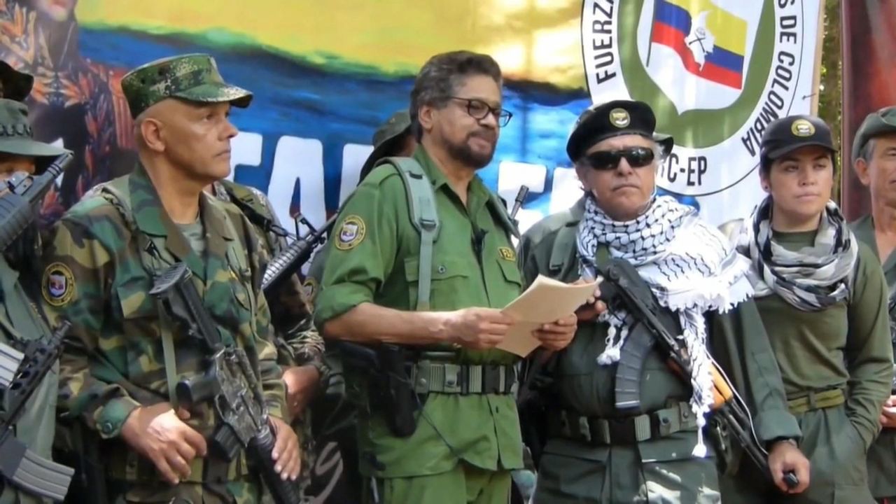 L'ex-numéro deux des Forces armées révolutionnaires de Colombie (FARC), Ivan Marquez (en train de lire), était accompagné d'autres anciens chefs rebelles. [EPA/FARC VIDEO - Keystone]