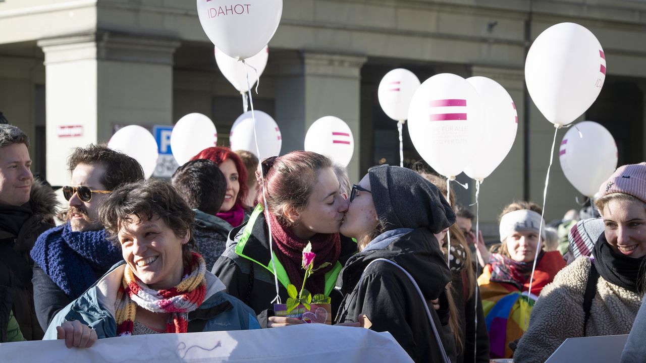 Par 13 voix contre 12, la commission a jugé préférable d'autoriser le don de sperme pour les couples de lesbiennes dans un deuxième temps [Anthony Anex - Keystone]