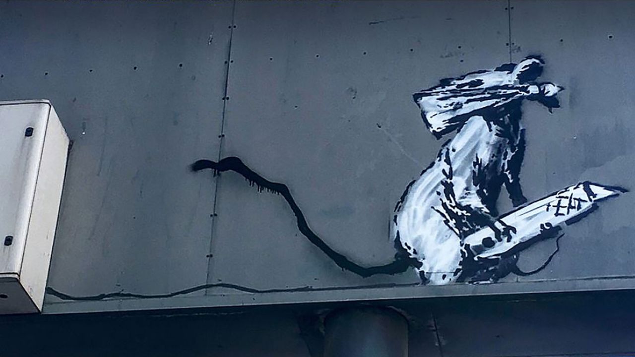 Le petit rat au museau masqué brandissant un crayon (ou un cutter) de Banksy a été volé. [Pompidou Centre - AFP]